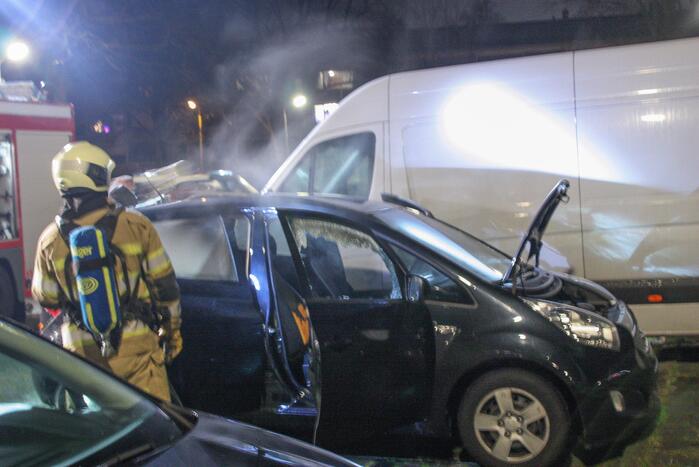 Geparkeerde auto vat vlam onder dashboard