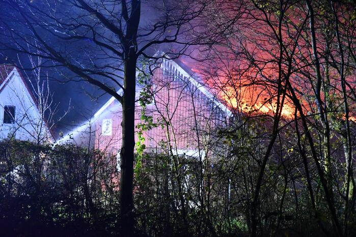 Grote uitslaande brand in schuur