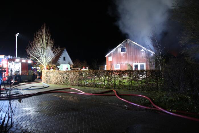 Grote uitslaande brand in schuur