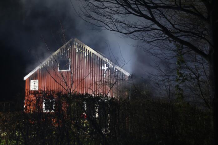 Grote uitslaande brand in schuur