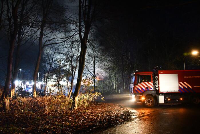 Grote uitslaande brand in schuur