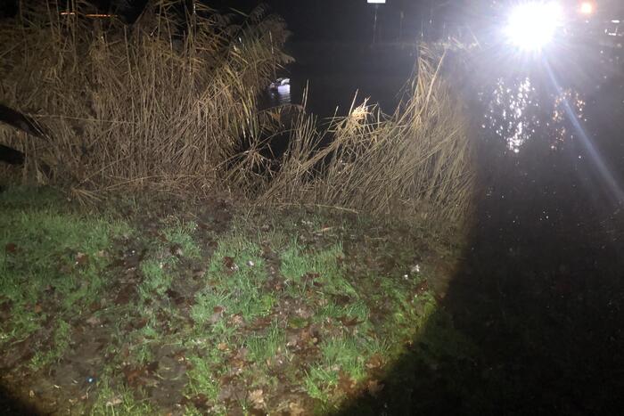 Auto vliegt uit de bocht belandt te water