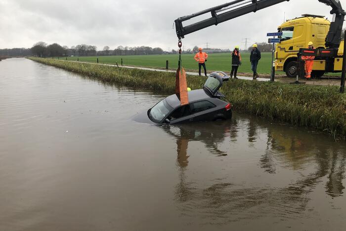 Auto vliegt uit de bocht belandt te water