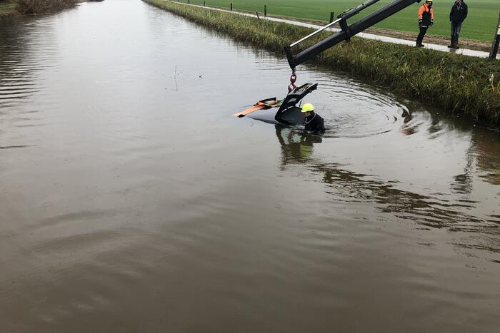 Auto vliegt uit de bocht belandt te water