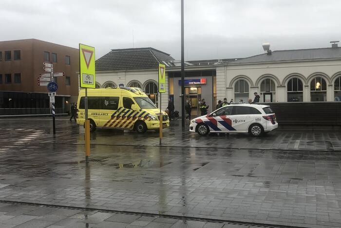 Fietser onderuit na botsing met auto