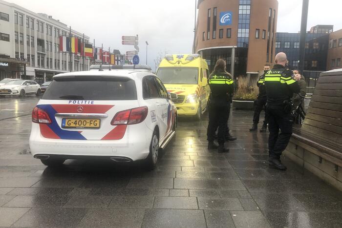 Fietser onderuit na botsing met auto