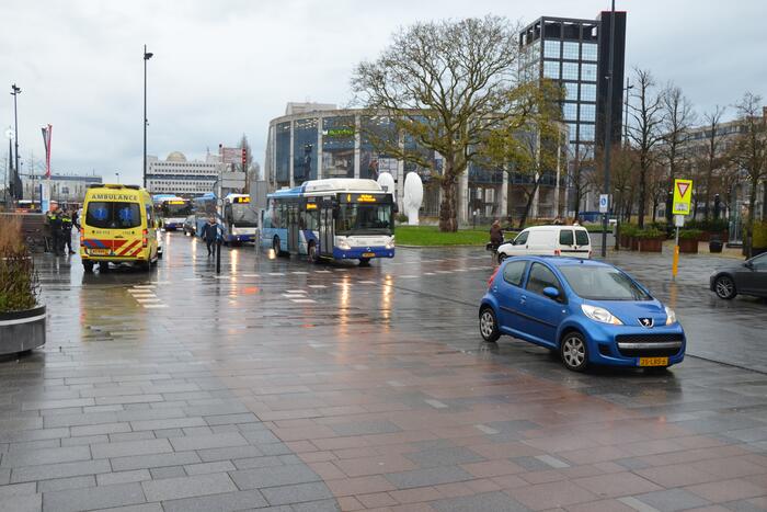 Fietser onderuit na botsing met auto