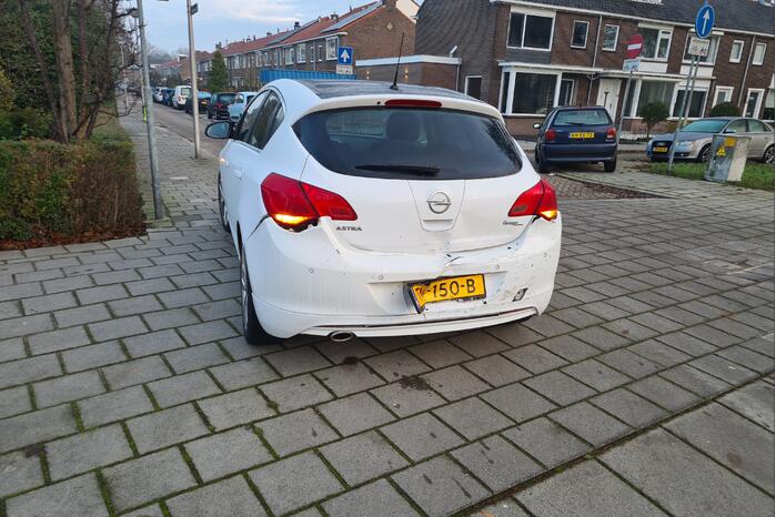 Drie auto's betrokken bij kop-staart botsing