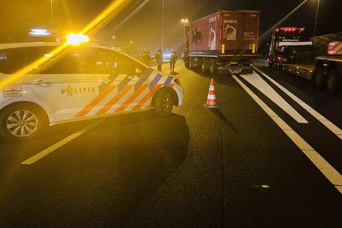 Vrachtwagenchauffeur rijdt door afzetting heen
