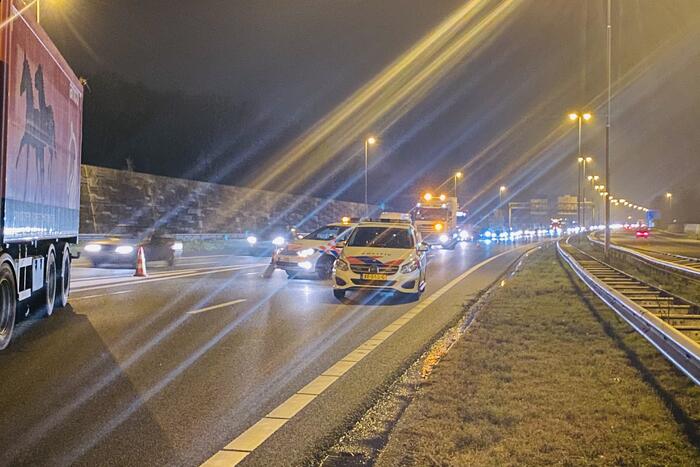 Vrachtwagenchauffeur rijdt door afzetting heen