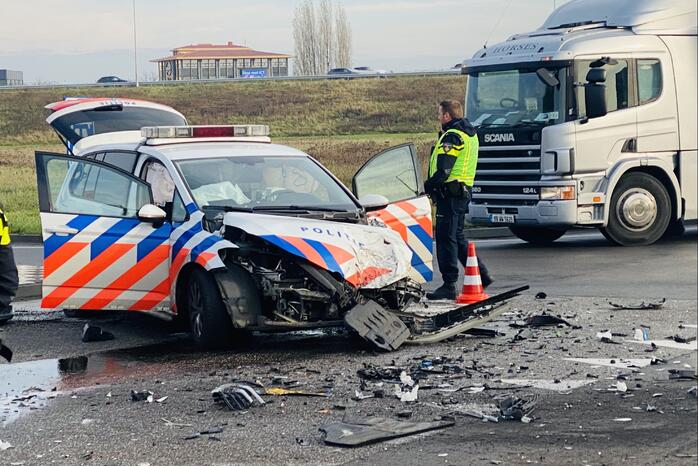 Politieauto botst op vrachtwagen
