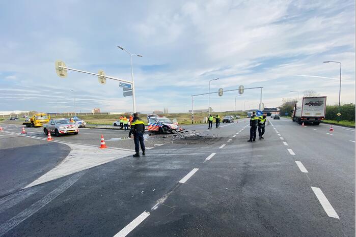 Politieauto botst op vrachtwagen