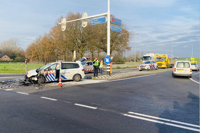 Politieauto botst op vrachtwagen
