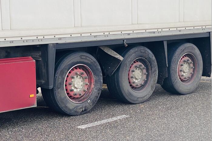 Politieauto botst op vrachtwagen