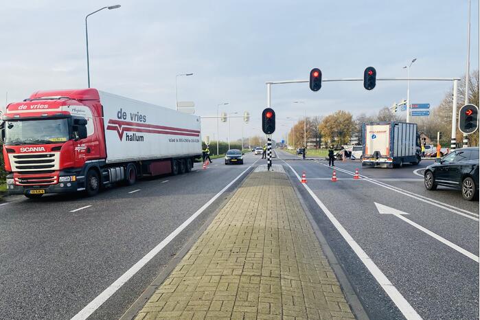 Politieauto botst op vrachtwagen