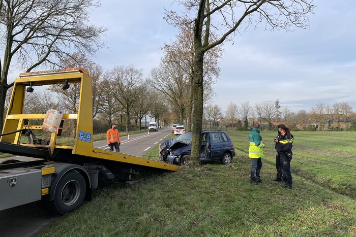 Auto botst frontaal op boom