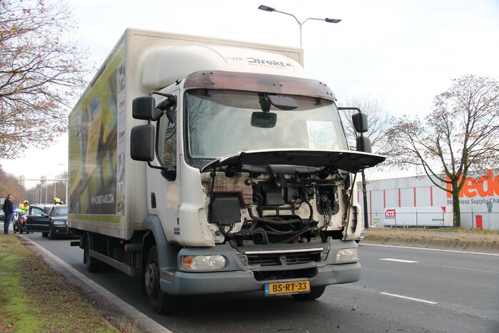 Kop-staart botsing tussen vier voertuigen en vrachtwagen
