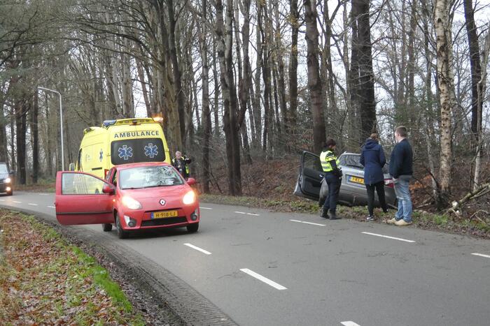Personenauto vliegt uit de bocht