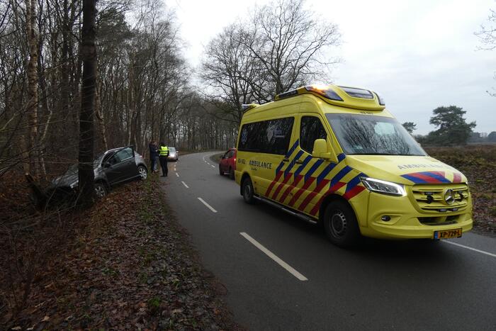 Personenauto vliegt uit de bocht