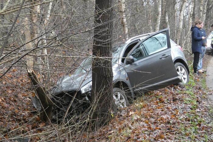 Personenauto vliegt uit de bocht