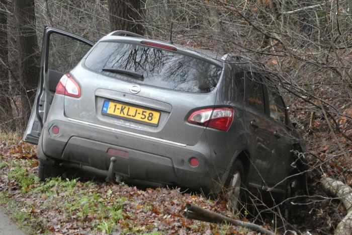 Personenauto vliegt uit de bocht