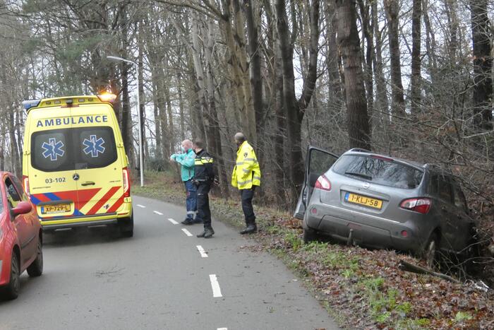 Personenauto vliegt uit de bocht