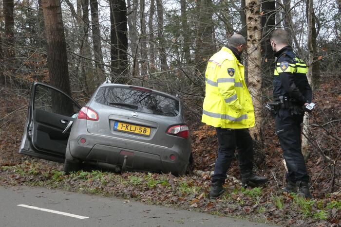 Personenauto vliegt uit de bocht