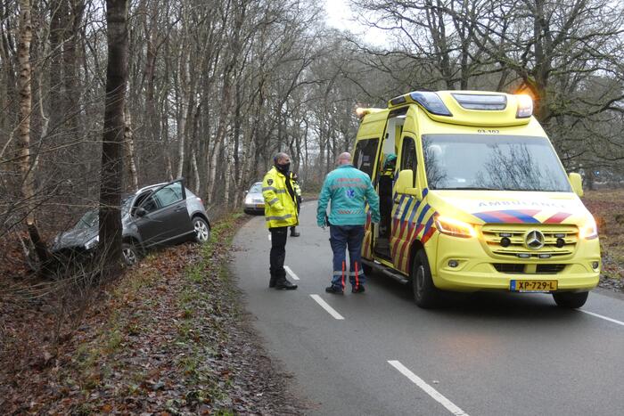 Personenauto vliegt uit de bocht