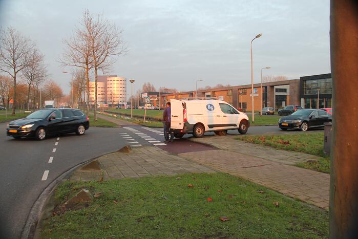Bestelbus rijdt zich vast op betonblok
