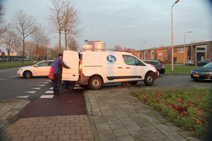 Bestelbus rijdt zich vast op betonblok