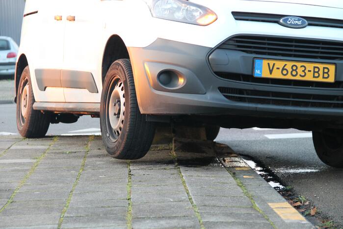 Bestelbus rijdt zich vast op betonblok