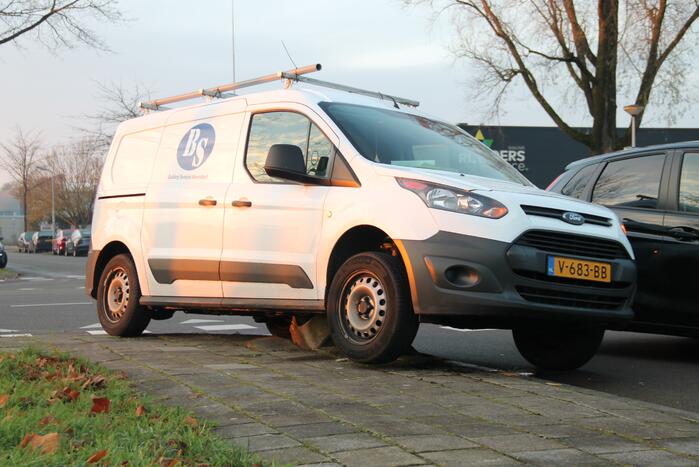 Bestelbus rijdt zich vast op betonblok