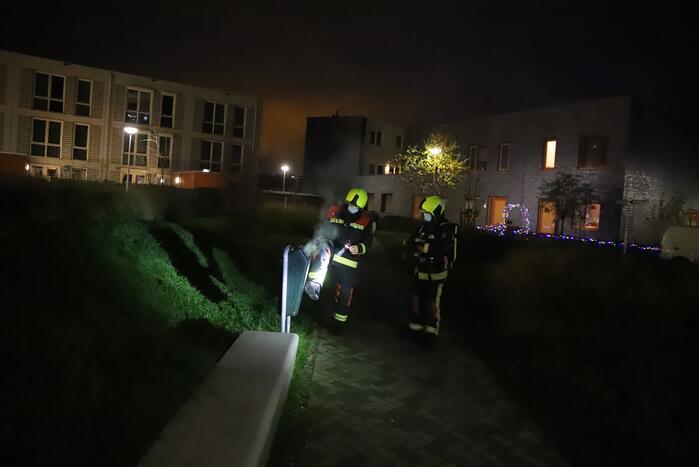 Prullenbak geblust met twee emmers water