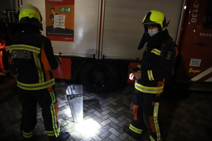 Prullenbak geblust met twee emmers water