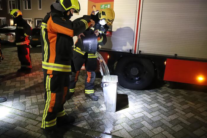 Prullenbak geblust met twee emmers water