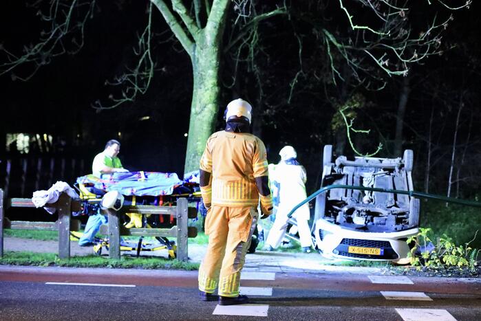 Auto belandt op zijn kop in berm
