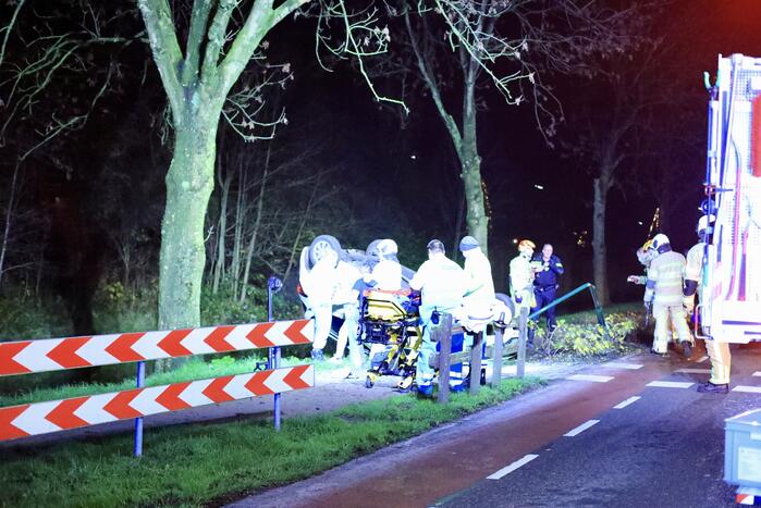 Auto belandt op zijn kop in berm