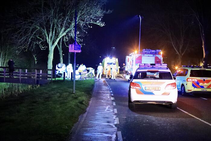 Auto belandt op zijn kop in berm