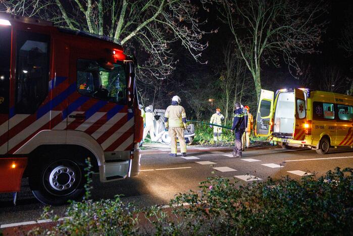 Auto belandt op zijn kop in berm