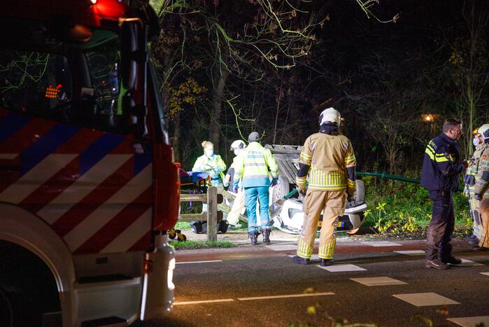 Auto belandt op zijn kop in berm