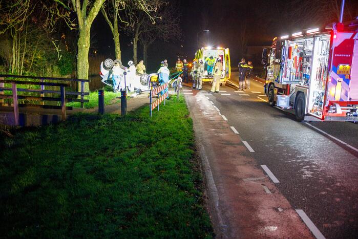 Auto belandt op zijn kop in berm
