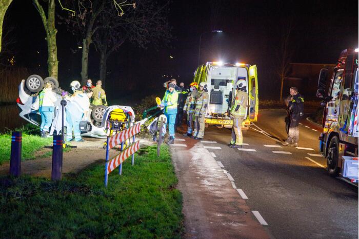Auto belandt op zijn kop in berm