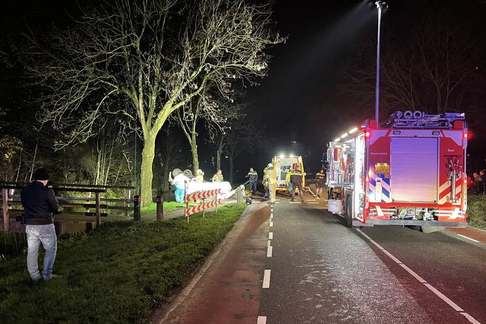 Auto belandt op zijn kop in berm