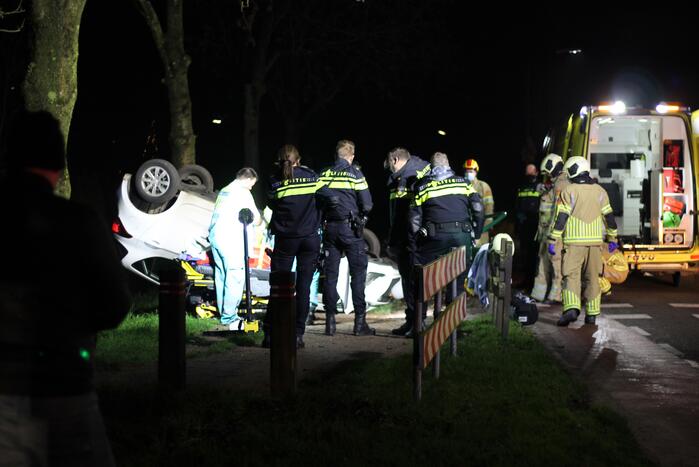 Auto belandt op zijn kop in berm