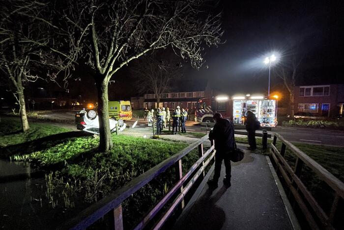 Auto belandt op zijn kop in berm