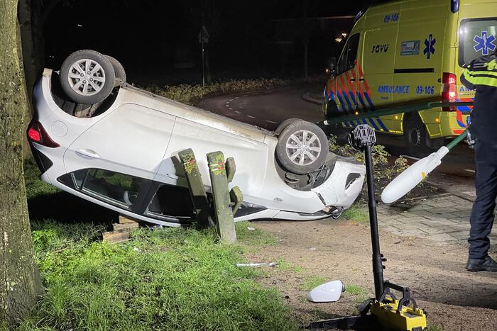 Auto belandt op zijn kop in berm