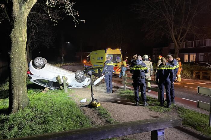 Auto belandt op zijn kop in berm