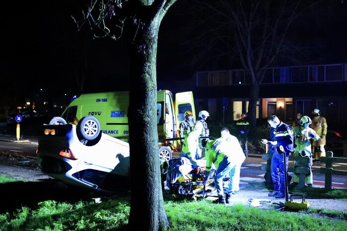 Auto belandt op zijn kop in berm