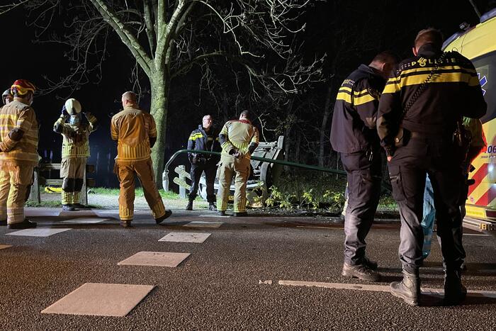 Auto belandt op zijn kop in berm
