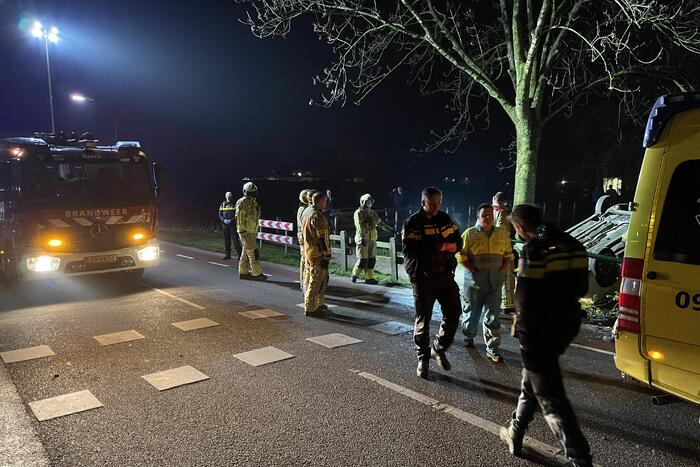 Auto belandt op zijn kop in berm